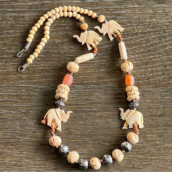 Hand Crafted authentic carved bone beads necklace with agathe & elephant - Picture 2 of 13